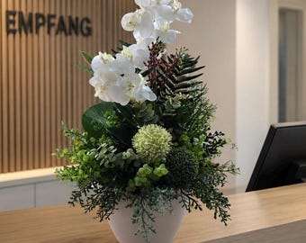 Grande composizione floreale, dura tutto l'anno, composizione da tavolo, regalo Aurelia, fiori di seta e artificiali, colore verde e crema con orchidee