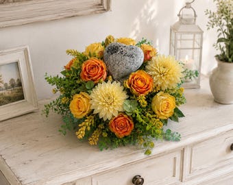 Decorazione estiva per tomba a forma di urna, 30 x 30 cm, cuore innamorato, composizione di fiori artificiali - Composizione per Ognissanti, decorazione per tomba, giallo arancio