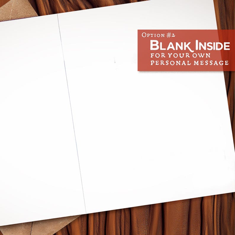 Pu&ograve; includere: Un biglietto di auguri bianco, aperto per mostrare l'interno vuoto. Il biglietto presenta un'etichetta rettangolare rossa nell'angolo in alto a destra con il testo "Option #2", "Blank Inside" e "For Your Own Personal Message". Il biglietto &egrave; su una superficie di legno marrone.