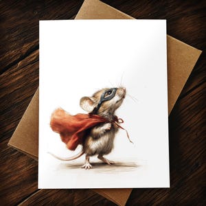 Può includere: Un biglietto d'auguri con un'illustrazione dettagliata di un piccolo topo marrone in piedi. Il topo indossa una mascherina nera sugli occhi e un mantello rosso fluttuante annodato al collo. Il topo guarda verso l'alto con i baffi visibili su sfondo bianco.