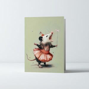 K&ouml;nnte beinhalten: Eine skurrile Illustration eines Opossums mit Partyhut und rosa Tutu, das einen Wunderkerze h&auml;lt. Das Opossum hat den Mund offen. Der Hintergrund ist ein helles Gr&uuml;n.