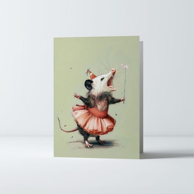 K&ouml;nnte beinhalten: Eine skurrile Illustration eines Opossums mit Partyhut und rosa Tutu, das einen Wunderkerze h&auml;lt. Das Opossum hat den Mund offen. Der Hintergrund ist ein helles Gr&uuml;n.