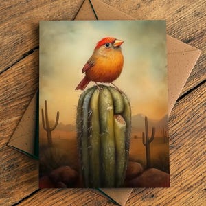 Può includere: Un piccolo uccello arancione e rosso appollaiato in cima a un alto cactus verde in un paesaggio desertico. Il cactus ha una grande sezione rotta di colore marrone vicino alla cima.
