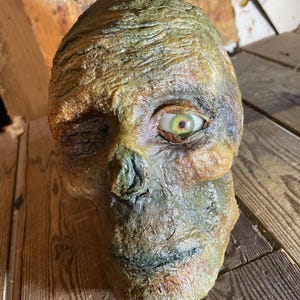 The Watcher, mumifizierter Zombiekopf