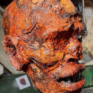 Halloween gruseliger zerfallender Zombie Kopf