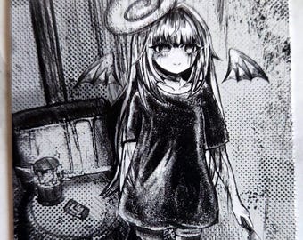 Pode incluir: Ilustração a preto e branco de uma personagem em estilo mangá com um caracol na cabeça e asas de morcego. A personagem segura uma faca e usa um vestido escuro. O fundo inclui um barril e uma porta.