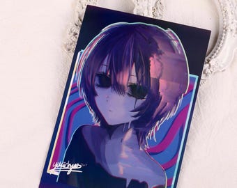 Pode incluir: Uma impressão de arte retangular apresentando um personagem estilo anime com cabelo curto roxo escuro e olhos totalmente pretos. O personagem está sobre um fundo azul com linhas onduladas rosas. A impressão inclui o texto de assinatura yusichyas.