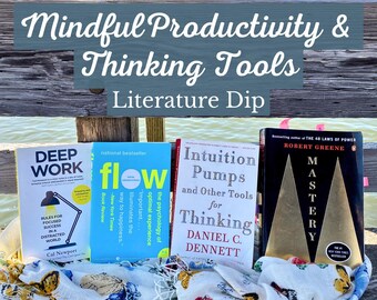 Puede incluir: Cuatro libros sobre una superficie de madera con una bufanda blanca y colorida. Los libros se titulan "Deep Work", "Flow", "Intuition Pumps" y "Mastery".