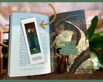 Puede incluir: Cuatro marcapáginas imprimibles con ilustraciones del libro "Un mago de Earthsea" de Ursula K. Le Guin. Los marcapáginas están impresos en cartulina blanca y presentan una ilustración verde y azul de una mujer sosteniendo un cuenco, una ilustración en blanco y negro de un dragón, una ilustración en blanco y negro de un hombre con un dragón y una ilustración en blanco y negro de un dragón.