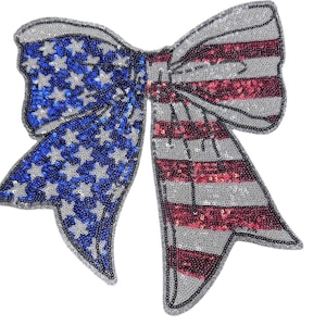Puede incluir: Un gran lazo de lentejuelas rojo, blanco y azul con un patrón de estrellas en un lado y rayas en el otro. El lazo es perfecto para agregar un toque patriótico a cualquier proyecto.