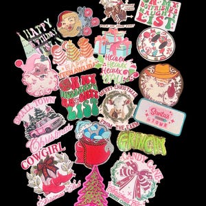 以下が含まれることがあります： クリスマスをテーマにしたアイロン接着パッチ16個のセット。パッチには、サンタクロース、牛、クリスマスツリー、グリンチなど、さまざまなデザインが施されています。パッチはすべてピンク、グリーン、レッドの色です。