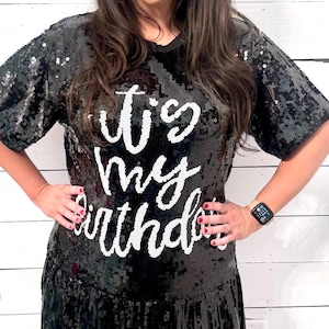 Peut inclure: Une robe noire à paillettes avec le texte "It's my birthday" en lettres blanches.