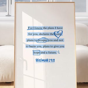 Puede incluir: Un cuadro enmarcado con el texto "For I know the plans I have for you, declares the Lord, plans to prosper you and not to harm you, plans to give you hope and a future. Jeremiah 29:11." El texto es azul sobre fondo blanco.