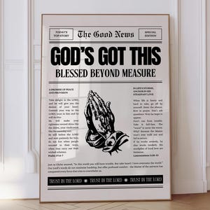 Peut inclure: Une affiche encadrée en noir et blanc conçue comme une première page de journal. Le titre est "GOD'S GOT THIS BLESSED BEYOND MEASURE". L'affiche comprend du texte et une illustration de mains jointes en prière.