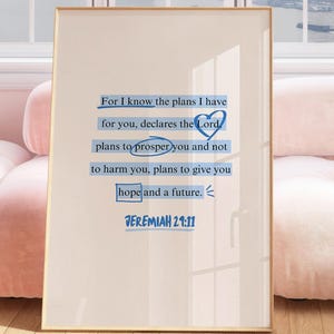 Puede incluir: Un estampado enmarcado con borde dorado que presenta una cita de Jerem&iacute;as 29:11. El texto azul est&aacute; sobre un fondo crema. La cita dice: "Porque yo s&eacute; los planes que tengo para vosotros... esperanza y un futuro."