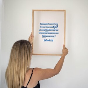 Puede incluir: Una impresi&oacute;n enmarcada con un marco de madera clara. La impresi&oacute;n presenta texto de Jerem&iacute;as 29:11 en azul, incluyendo las frases "Porque yo s&eacute; los planes que tengo para vosotros" y "esperanza y un futuro."