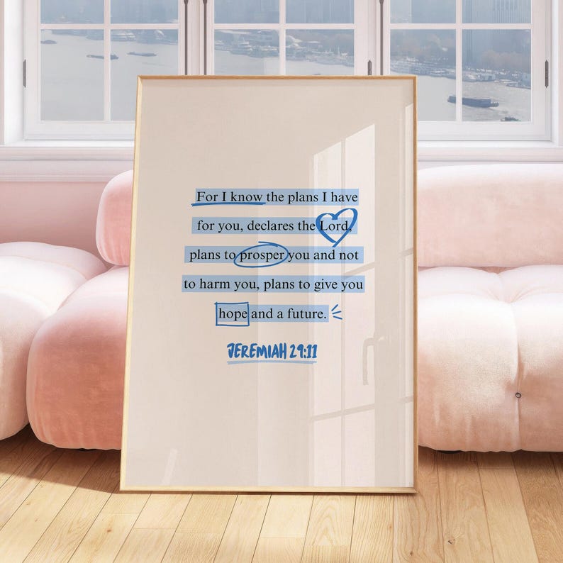 Puede incluir: Un estampado enmarcado con borde dorado que presenta una cita de Jerem&iacute;as 29:11. El texto azul est&aacute; sobre un fondo crema. La cita dice: "Porque yo s&eacute; los planes que tengo para vosotros... esperanza y un futuro."