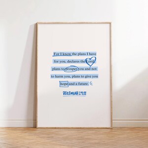 Puede incluir: Un cuadro enmarcado con el texto "For I know the plans I have for you, declares the Lord, plans to prosper you and not to harm you, plans to give you hope and a future. Jeremiah 29:11" en azul.