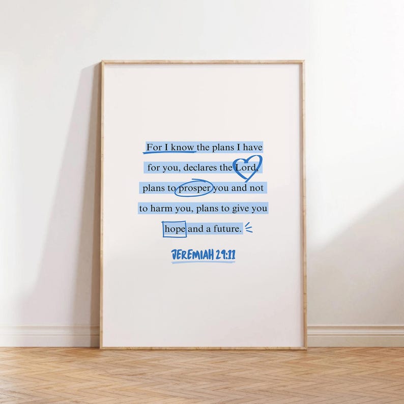 Puede incluir: Un cuadro enmarcado con el texto "For I know the plans I have for you, declares the Lord, plans to prosper you and not to harm you, plans to give you hope and a future. Jeremiah 29:11" en azul.