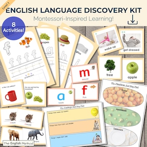 Puede incluir: Un kit de descubrimiento del idioma inglés con aprendizaje inspirado en Montessori. El kit incluye tarjetas didácticas con palabras como "pez", "manzana" y "ratón", junto con hojas de actividades para practicar la escritura. También se incluye un "My Mealtime Sorting Mat".