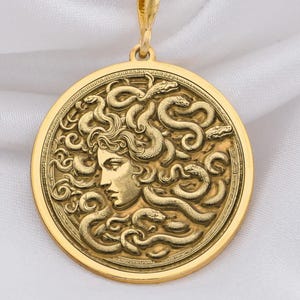 14K massief gouden Medusa-ketting voor vrouwen, mystieke Medusa-amulet, elegante Medusa-sieraden, Medusa's Wrath, zilveren Gorgon-hanger, vrouwelijkheid