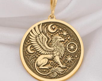 Collar de grifo de oro de 14 quilates y colgante de león mítico de plata de ley.