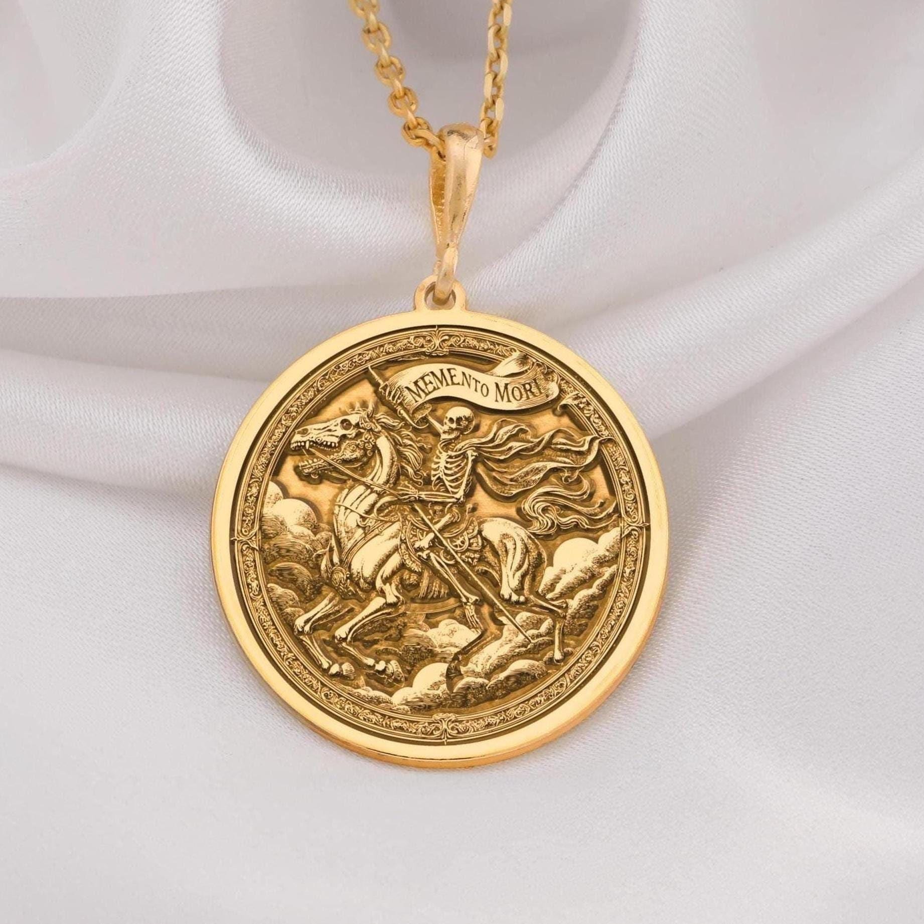14K Solid Gold Memento Mori Medaillon Halskette, Skelett Reiter Anhänger, Gothic Memento Mori Charm Halskette, Erinnerung an Sterblichkeit Schmuck
