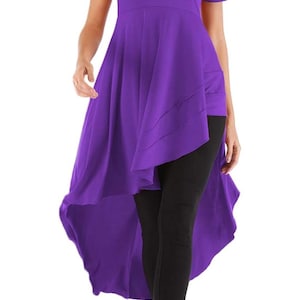 Puede incluir: Una vibrante túnica morada con mangas cortas y un dobladillo asimétrico. La parte superior presenta un cuello alto y un diseño fluido. Combinado con leggings negros y sandalias, este atuendo es elegante y moderno.