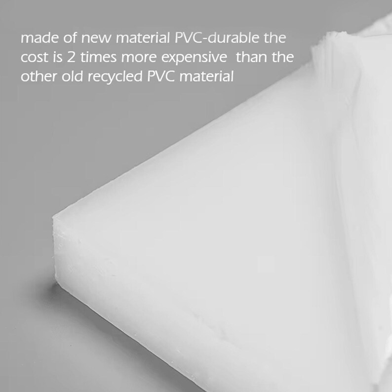 Puede incluir: Primer plano de una l&aacute;mina blanca r&iacute;gida de material PVC. El texto dice: "hecho de nuevo material PVC duradero, el costo es 2 veces m&aacute;s caro que el otro material PVC reciclado antiguo"