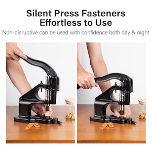 Op de afbeelding: Zwartmetalen persgereedschap met lange handgreep, gebruikt om sluitingen op leer te bevestigen. De tekst luidt "Silent Press Fasteners Effortless to Use". Het gereedschap wordt getoond in gebruik met leren stukken.