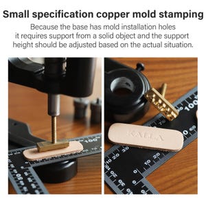 Op de afbeelding: Afbeelding toont een koperen malstempelproces. De tekst luidt "Small specification copper mold stamping." Een metalen stempel wordt gebruikt om het woord "KALLA" op een klein, lichtbruin leren stuk te drukken. Zwarte linialen worden gebruikt om het leer te meten.