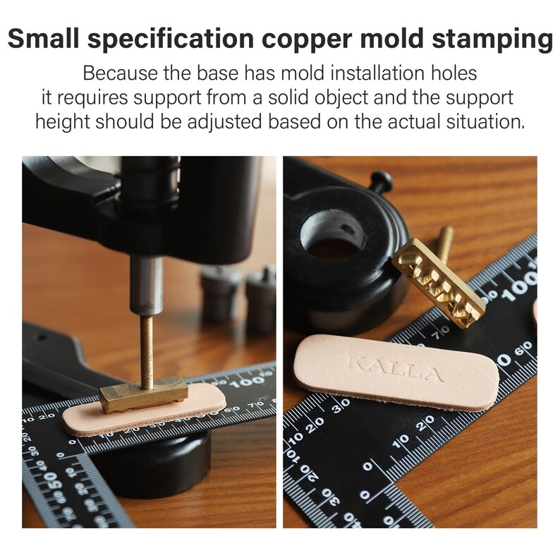 Op de afbeelding: Afbeelding toont een koperen malstempelproces. De tekst luidt "Small specification copper mold stamping." Een metalen stempel wordt gebruikt om het woord "KALLA" op een klein, lichtbruin leren stuk te drukken. Zwarte linialen worden gebruikt om het leer te meten.