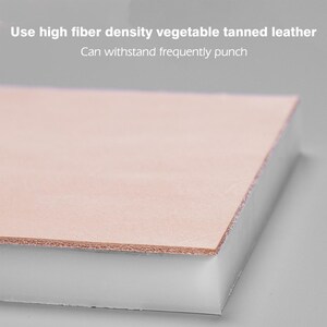 Puede incluir: Primer plano de una superficie de cuero rosa claro con un respaldo blanco. El texto "Use high fiber density vegetable tanned leather" y "Can withstand frequently punch" es visible sobre el cuero.