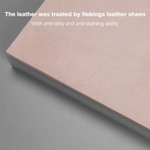 Puede incluir: Primer plano de una superficie de cuero rosa claro. El cuero ha sido tratado con Fiebings leather sheen, que proporciona propiedades anti-suciedad y anti-manchas.