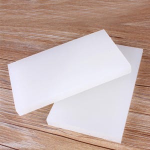 Puede incluir: Dos l&aacute;minas rectangulares blancas de alfombrillas de horno de silicona. Las alfombrillas est&aacute;n hechas de un material flexible y antiadherente y est&aacute;n dise&ntilde;adas para su uso en el horno.
