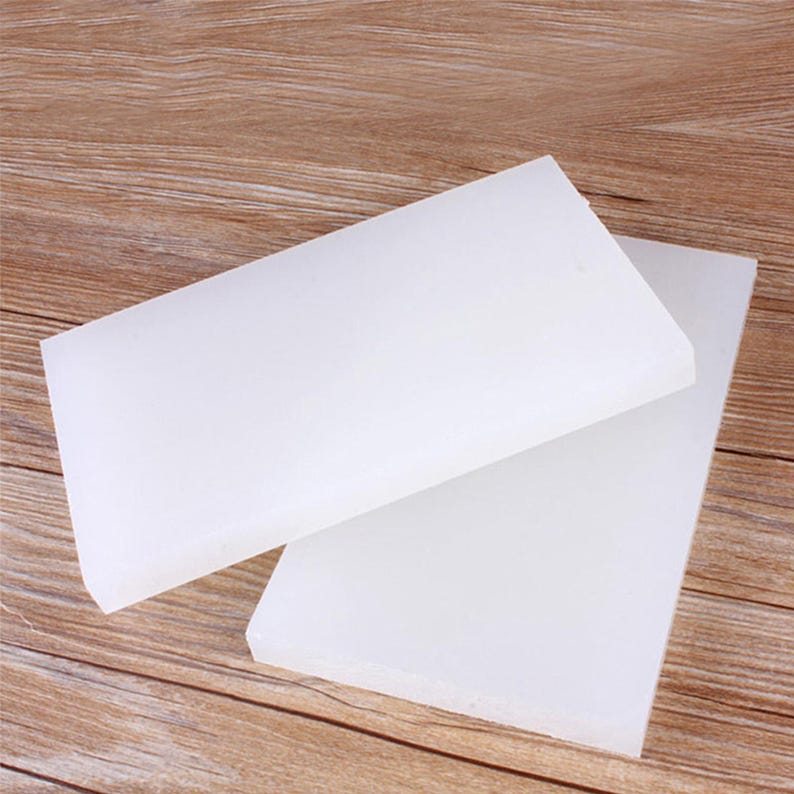 Puede incluir: Dos l&aacute;minas rectangulares blancas de alfombrillas de horno de silicona. Las alfombrillas est&aacute;n hechas de un material flexible y antiadherente y est&aacute;n dise&ntilde;adas para su uso en el horno.