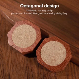 Puede incluir: Dos posavasos octogonales con marco de madera y centro de corcho. Los posavasos tienen el texto "WUTA" impreso. El texto "Octagonal design" y otro texto descriptivo son visibles en la imagen.