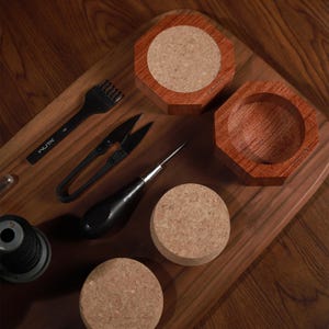 Puede incluir: Un juego de tres tazas de cer&aacute;mica con un acabado moteado y mate. Las tazas son en tonos crema, gris claro y gris oscuro. Cada taza tiene un dise&ntilde;o simple y minimalista, perfecto para caf&eacute; o t&eacute;.
