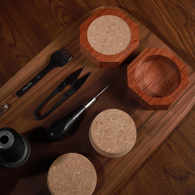 Puede incluir: Un juego de tres tazas de cer&aacute;mica con un acabado moteado y mate. Las tazas son en tonos crema, gris claro y gris oscuro. Cada taza tiene un dise&ntilde;o simple y minimalista, perfecto para caf&eacute; o t&eacute;.