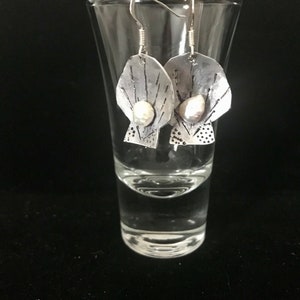 Aluminum scallop shell earrings with freshwater pearl