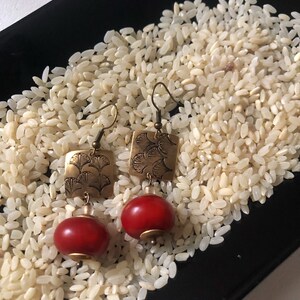 Textured brass and amber resin bead earrings