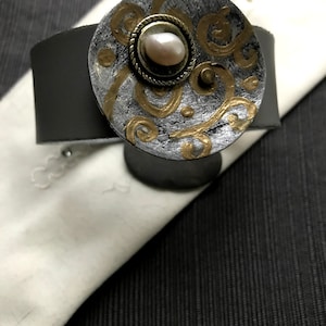 Gray leather bracelet with hand painted button