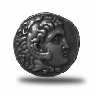 Puede incluir: Una moneda en escala de grises que presenta el perfil de una persona con cabello rizado y una corona de laurel. La moneda tiene un aspecto desgastado, con imperfecciones en los bordes. La moneda está sobre un fondo blanco.