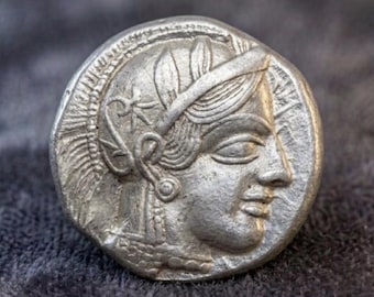 古代ギリシャの「アテナのフクロウ」記念銀貨。紀元前 450 年のアテネ