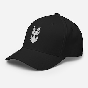 Op de afbeelding: Zwarte baseballpet met een gebogen klep. De pet heeft een wit geborduurd embleem op de voorkant. Het embleem is een gestileerd ontwerp met vleugels en een centraal element.