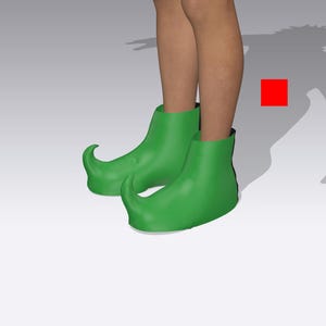 Peut inclure: Une paire de bottes d'elfe vert vif avec des orteils incurvés. Les bottes sont faites d'un matériau brillant et sont portées par une personne. L'arrière-plan est gris clair avec un carré rouge.