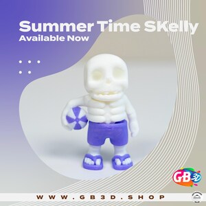 Peut inclure: Figurinesque de squelette blanc portant un short violet et tenant un ballon de plage. La figurine est debout sur une surface blanche. Le texte "Summer Time Skelly Available Now" est en haut de l'image.