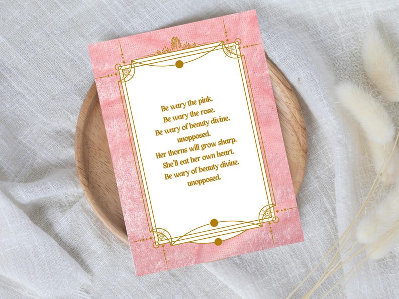 Pode incluir: Um cart&atilde;o rosa com bordas decorativas douradas e texto. O texto diz: "Cuidado com o rosa. Cuidado com a rosa. Cuidado com a beleza divina, sem oposi&ccedil;&atilde;o. Seus espinhos crescer&atilde;o afiados. Ela comer&aacute; seu pr&oacute;prio cora&ccedil;&atilde;o. Cuidado com a beleza divina, sem oposi&ccedil;&atilde;o."