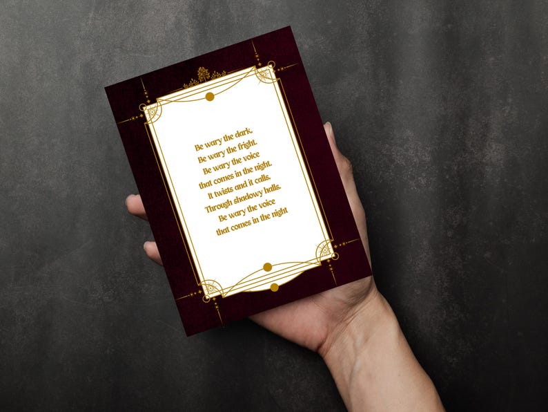 Pode incluir: Um cart&atilde;o bord&ocirc; com bordas decorativas douradas e texto. O texto diz: "Cuidado com a escurid&atilde;o. Cuidado com o susto. Cuidado com a voz que vem &agrave; noite. Ela se contorce e chama. Atrav&eacute;s de corredores sombrios."