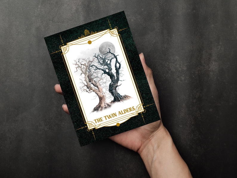 Pode incluir: Um cart&atilde;o verde escuro com uma borda dourada e o texto "THE TWIN ALDERS". O cart&atilde;o apresenta uma ilustra&ccedil;&atilde;o de duas &aacute;rvores, uma clara e outra escura, sob uma lua cheia. O cart&atilde;o &eacute; segurado em uma m&atilde;o.